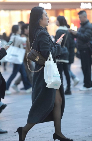 街拍黑丝高跟