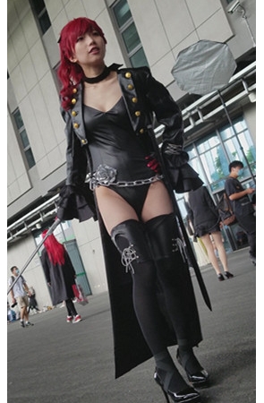漂亮的coplay黑色披风红发妹子