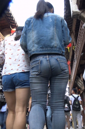 超级丰臀紧身蓝色牛仔裤牛仔外套美眉