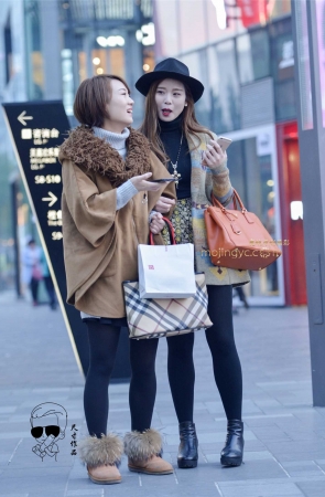 闺蜜紧裤包裹出魅力美腿