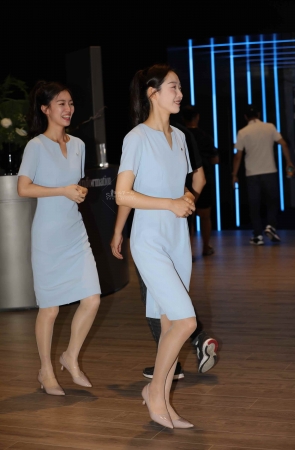 【街拍心灵】车展礼仪肉丝街拍高跟美腿