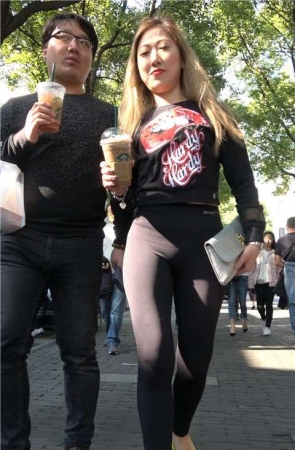 4K – 街拍紧身弹力裤性感黄色高跟鞋美女 [770 MB ]