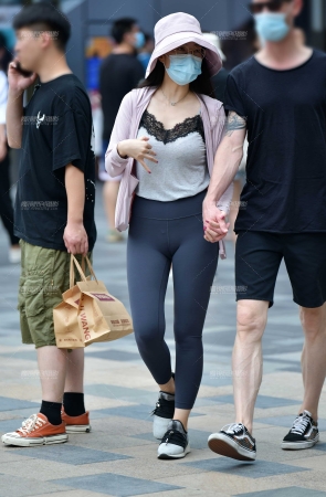 斯文紧身裤美女