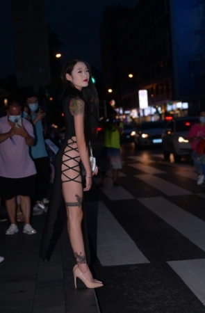 搭讪性感开衩裙小姐姐