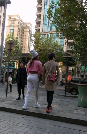 极品紧身弹力裤粉衣翘臀美女3