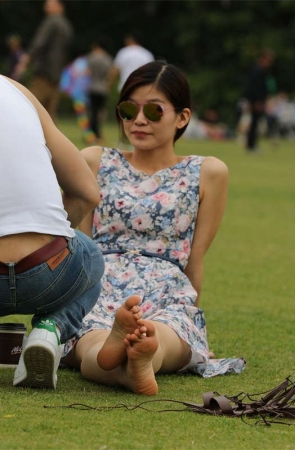 No696 男友神助攻，在我面前把高挑美女的凉鞋扒下再穿上 第2套