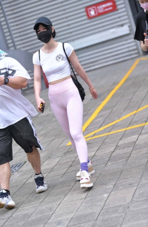 街拍粉色紧身裤美眉