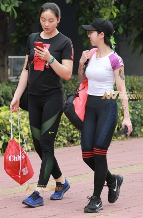 恬静学生健身教练 养眼的健身裤