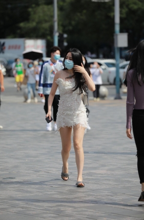 白色吊带小姐姐