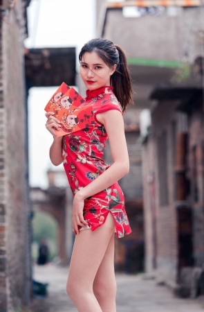 P236极品丝足美腿高叉旗袍古村行