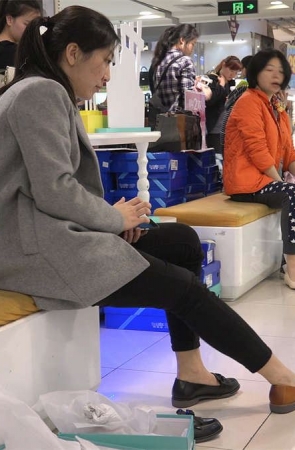 主人公MM身材，长相，脚型都不错