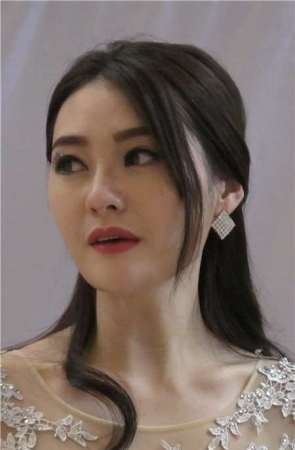 4k-文静甜美车展漂亮嫩模