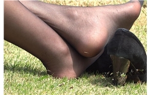 街拍公园草地上晒美足的黑丝袜美女