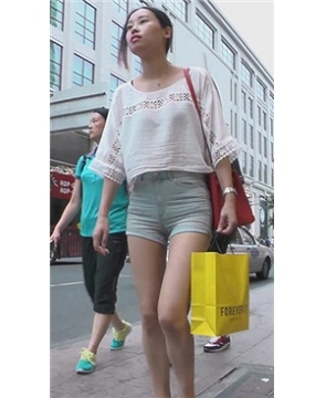 街拍苹果臀高腰热裤美女，三角区迷人紧绷。[331 MB]