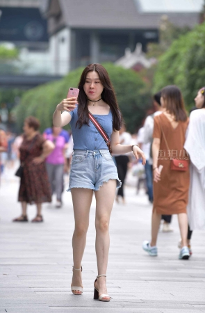 走路都不忘自拍的小姐姐