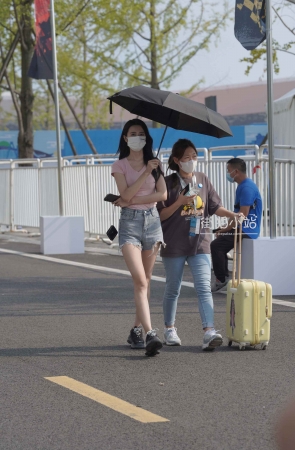 撑着伞的热牛妹纸