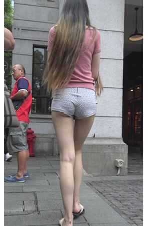 长发短裤月牙美女