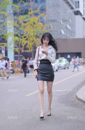 街拍皮短裙美女