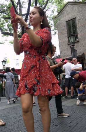 深红色印花裙美女