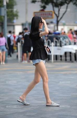 纤细的美腿，热裤小月牙美女