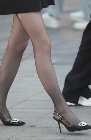 街拍黑丝高跟少妇