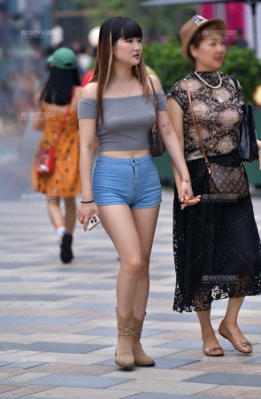 一字肩牛仔热裤美女