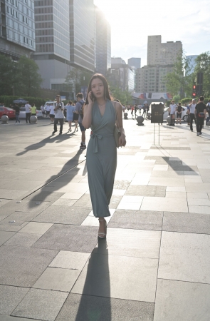 独自逛街的丰满高跟美女