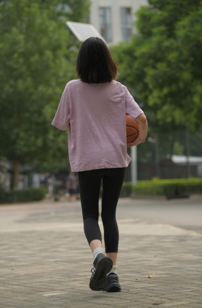 黑色瑜伽篮球课女孩