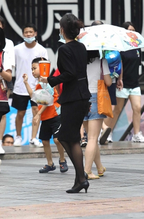 【珏一笑而过】诱惑黑丝街拍OL