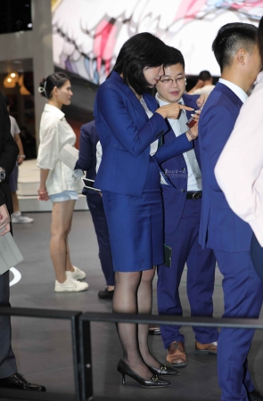 【街拍心灵】奔驰销售顾问街拍黑丝高跟美腿