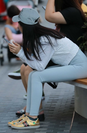 浅色瑜伽裤小姐姐