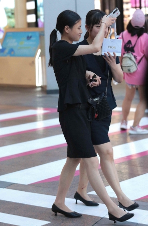 街拍肉丝高跟OL