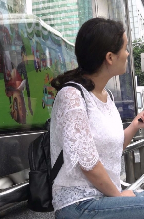 紧身牛仔美眉的凉高跟美足