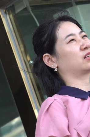 两双白嫩的玉足