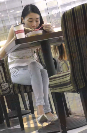 餐厅里的长发紧牛少女