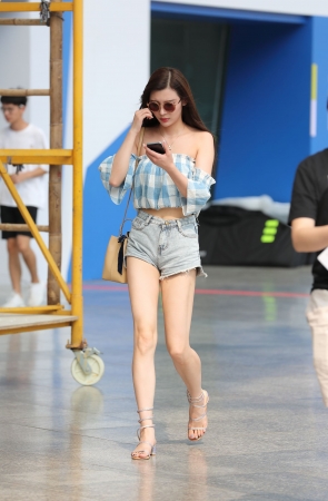 极品白皙大长腿小姐姐