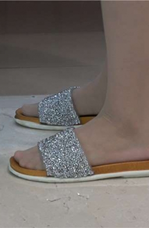 4k-碎花连衣裙美足凉拖街拍丝袜