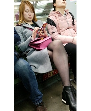 4k-地铁上的超薄黑丝性感美女熟女