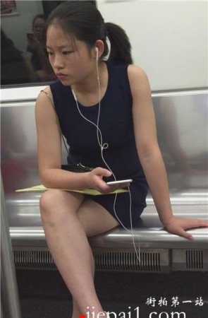 地铁上无聊的妹子，听着歌曲东张西望。