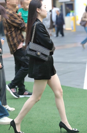 诱惑肉丝街拍高跟少妇