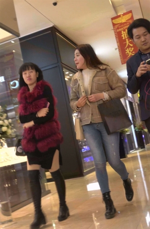 性感的紧身牛仔美女姐姐