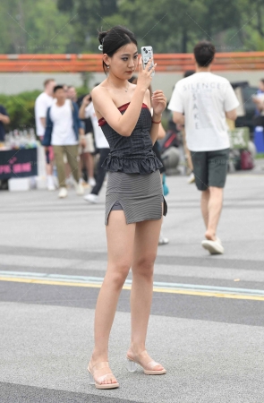 24615-20=124√抹胸美腿美女【套图➕视频】 15P