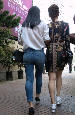 紧身牛仔裤白衬衫知性女神姐姐