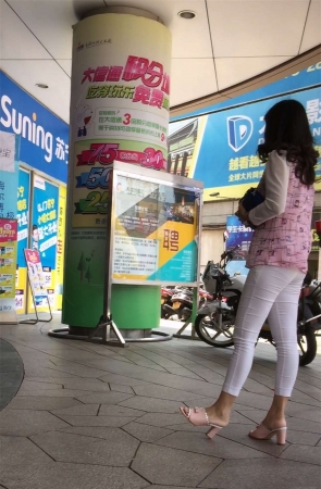 圆臀紧身白裤知性美女