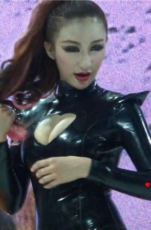 黑色紧身皮衣皮裤丰满的美女车模。