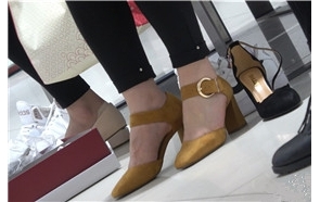 4k-黑色紧身裤街拍美女鞋垫试高跟