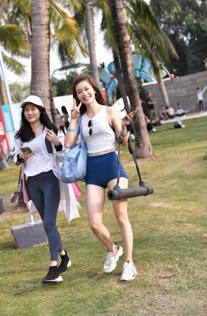 街拍大长腿妹子