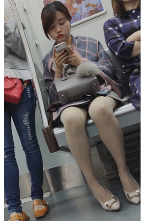 地铁上漂亮的小妹