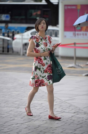 街拍印花裙短发干练美眉