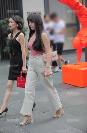 肉都都的可爱美眉